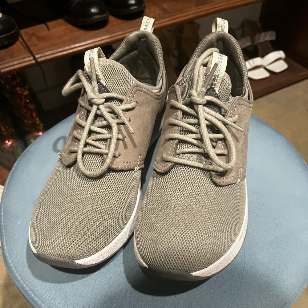 Reef tennis shoes